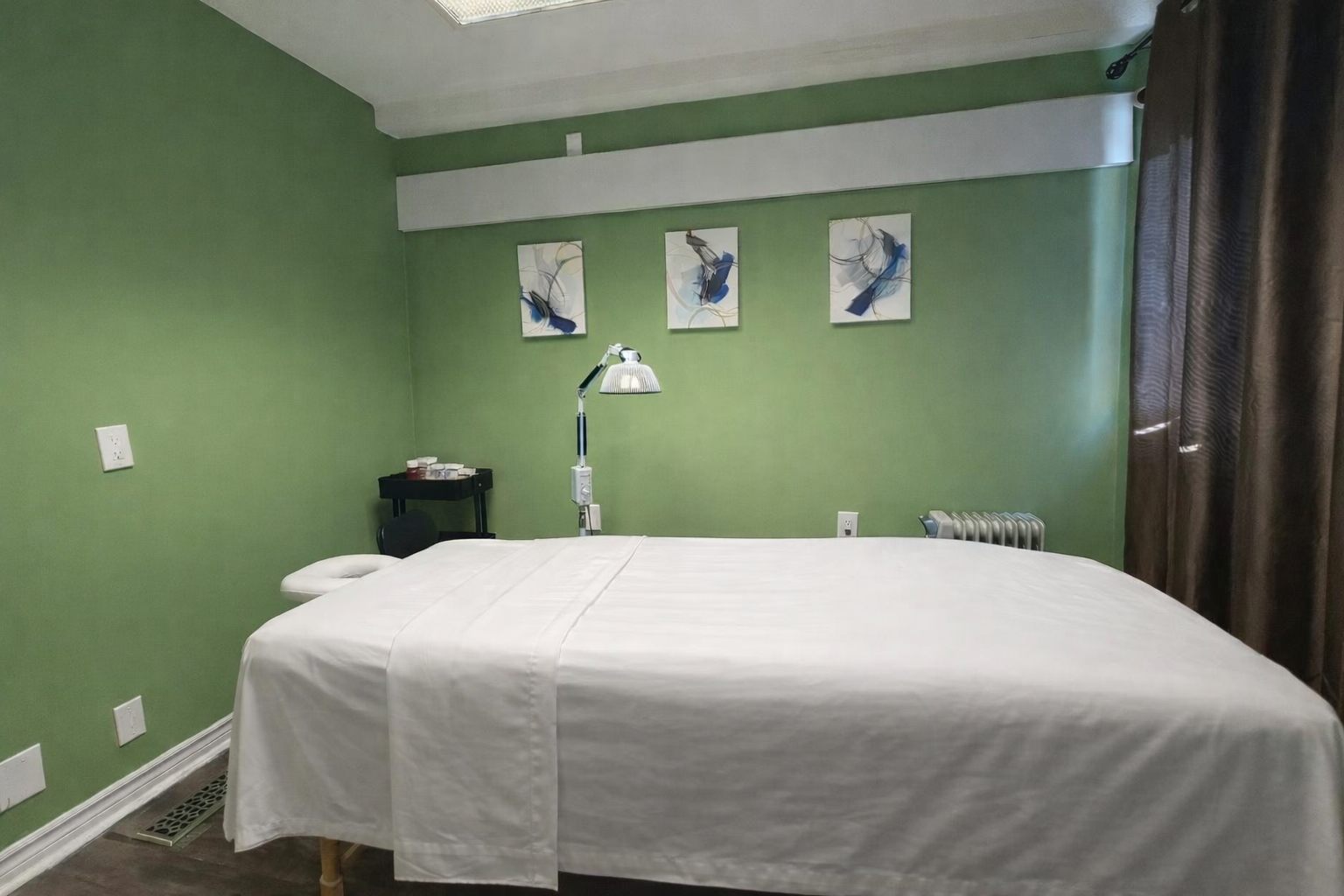 Quiet treatment room for stress relief massage at Woodroffe Health Centre in Nepean